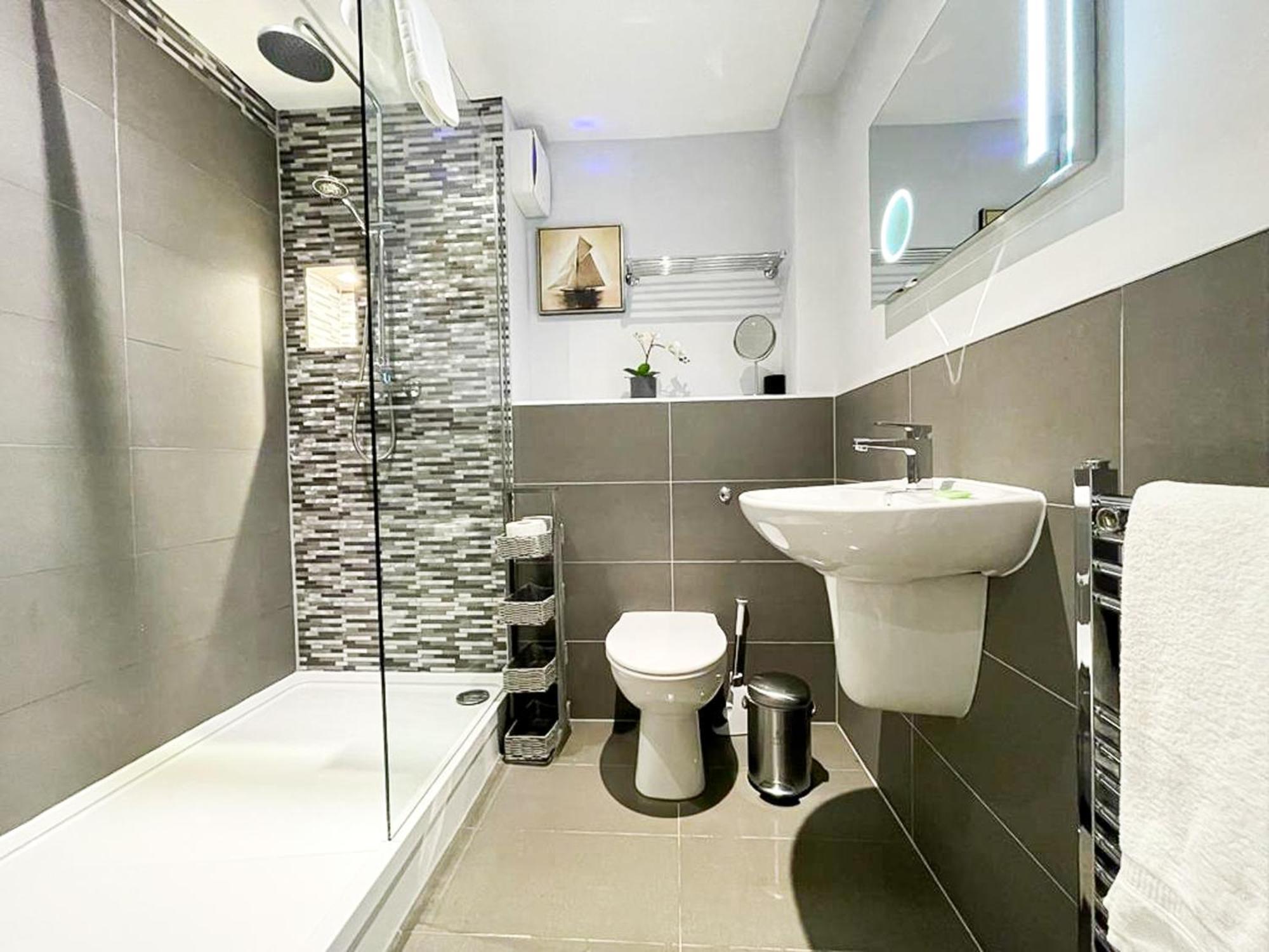 Modern 3 Bedroom Apartment, West End เอดินบะระ ภายนอก รูปภาพ